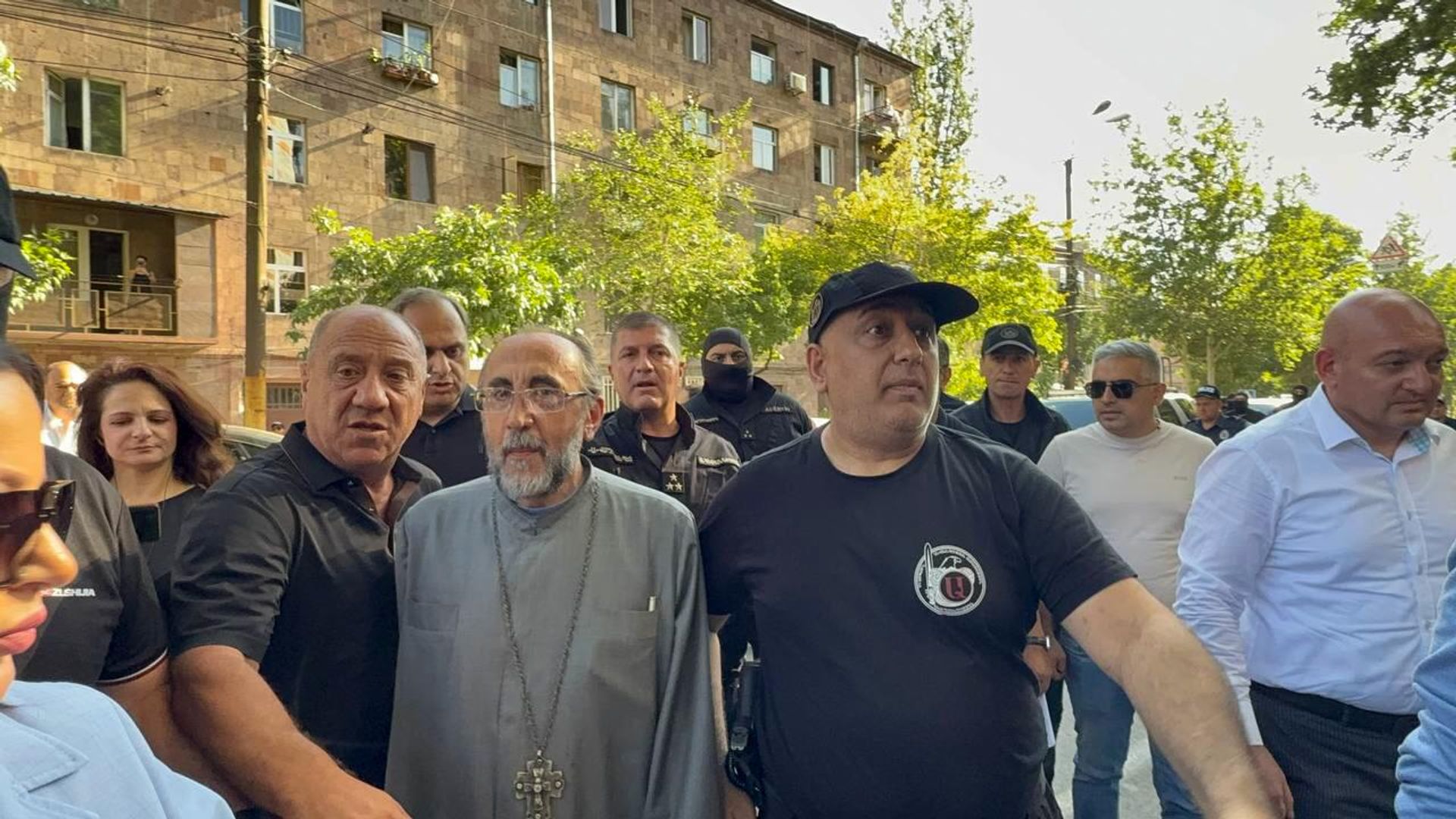 Предстоятель Ширакской епархии архиепископ Микаел Аджапахян прибыл в Следственный комитет (27 июня 2025). Еревaн - Sputnik Армения, 1920, 27.06.2025