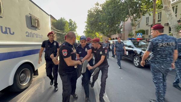 Полиция задерживает собравшихся у здания Следственного комитета (27 июня 2025). Еревaн - Sputnik Армения
