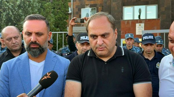 Адвокаты Ара Зограбян и Ерем Саркисян отвечает на вопросы журналистов (28 июня 2025). Еревaн - Sputnik Армения
