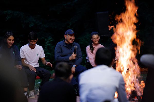 Премьер-министр Армении общается с участниками турнира Премьер-министр Армении общается с участниками турнира - Sputnik Армения