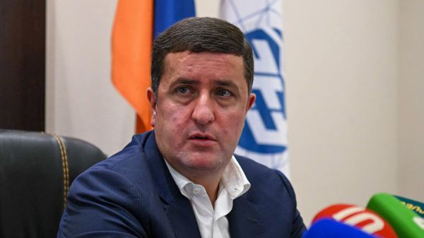 Временно исполняющий обязанности генерального директора ЗАО Электросети Армении Давид Казинян во время пресс-конференции (30 июня 2025). Еревaн - Sputnik Армения