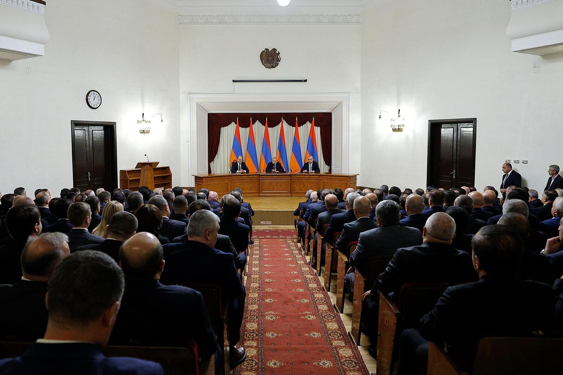 Премьер-министр Никол Пашинян представил сотрудникам Службы национальной безопасности нового директора (30 июня 2025). Еревaн - Sputnik Արմենիա, 1920, 30.06.2025