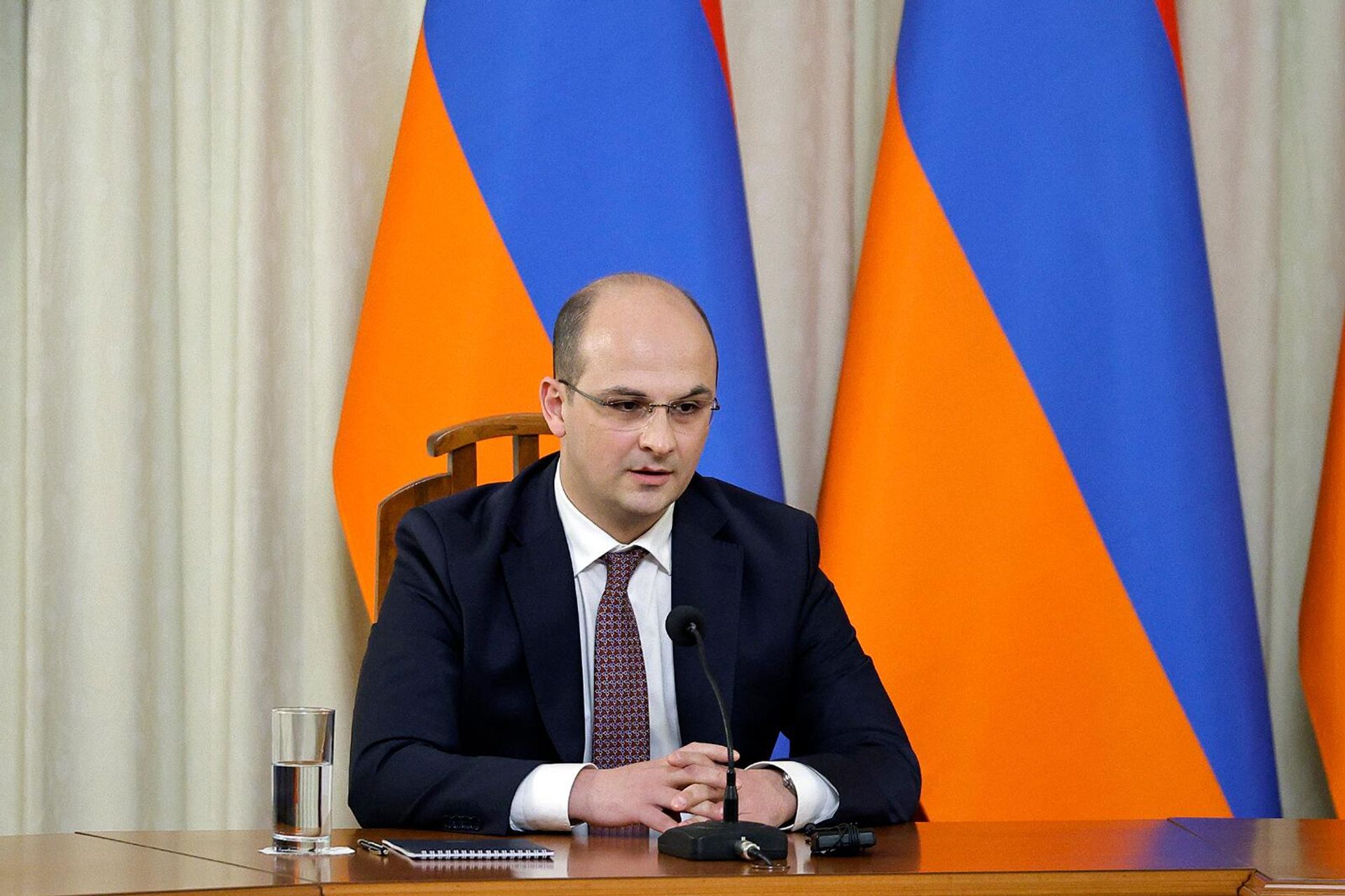 Премьер-министр Никол Пашинян представил сотрудникам Службы национальной безопасности нового директора (30 июня 2025). Еревaн - Sputnik Արմենիա, 1920, 30.06.2025