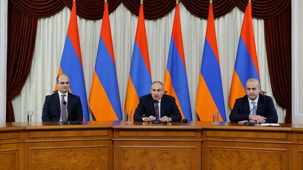 Премьер-министр Никол Пашинян представил сотрудникам Службы национальной безопасности нового директора (30 июня 2025). Еревaн - Sputnik Армения