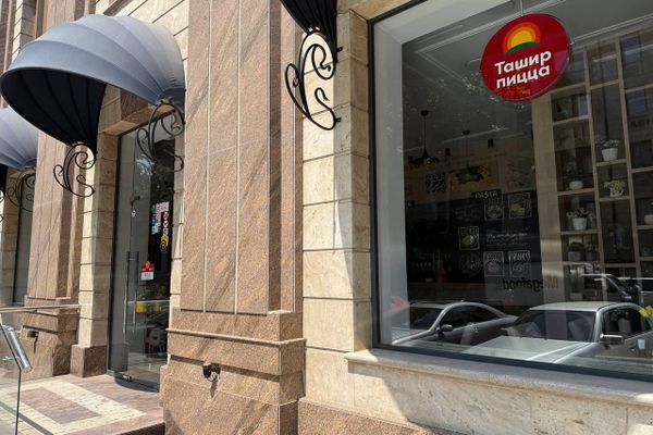 Пиццерия Ташир Пицца в здании головного офиса ГК Ташир (2 июля 2025). Еревaн - Sputnik Армения