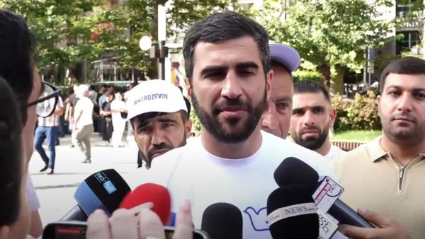 Сын Самвела Карапетяна ответил журналистам на вопрос, что означает формулировка по-нашему - Sputnik Армения