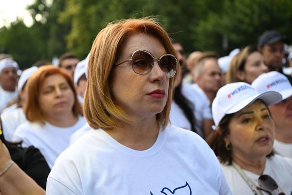 Жена Самвела Карапетяна, Этери, на акции в защиту Самвела Карапетяна (4 июля 2025). Ереван - Sputnik Армения