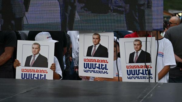 Плакаты с надписью Свободу Самвелу Карапетяну на акции в защиту Самвела Карапетяна (4 июля 2025). Ереван - Sputnik Армения