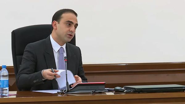 Мэр Еревaна Тигран Авинян во время рабочего совещания (7 июля 2025). Еревaн - Sputnik Армения