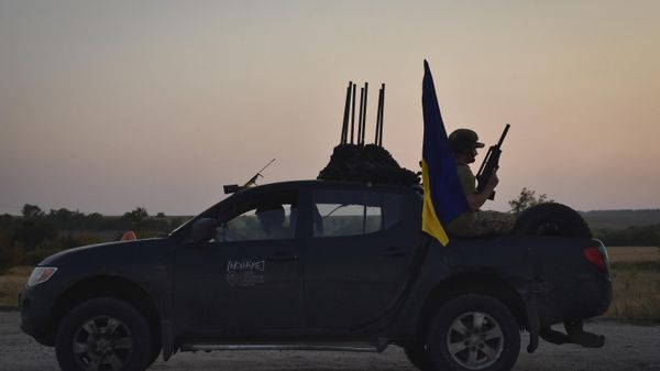 Солдат 141-й отдельной пехотной бригады Украины едет в пикапе, архивное фото - Sputnik Армения