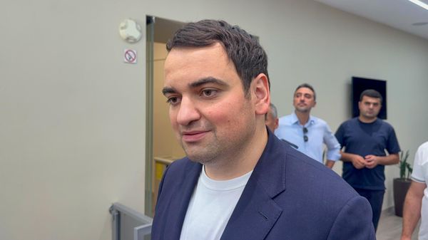 Нарек Карапетян отвечает на вопросы журналистов в здании ЗАО Электросети Армении (8 июля 2025). Еревaн - Sputnik Армения