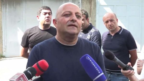 Депутат Артур Саркисян общается с прессой у следственного изолятора (8 июля 2025). Еревaн - Sputnik Армения