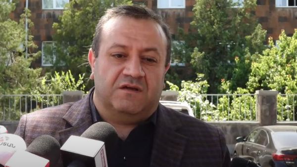 Адвокат Артура Саркисяна, Смбат Минасян, общается с прессой (9 июля 2025). Еревaн - Sputnik Армения