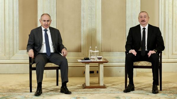 Премьер-министр Никол Пашинян на встрече с президентом Азербайджана Ильхамом Алиевым (10 июля 2025). Абу-Даби - Sputnik Армения