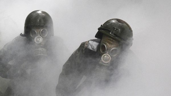 Военнослужащие с противогазом - Sputnik Армения