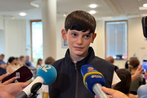 Арен Назарян отвечает на вопросы журналистов на церемонии вручения награды Всероссийской общественно-государственной инициативы Горячее сердце (10 июля 2025). Еревaн - Sputnik Армения
