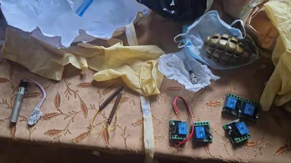 Следственный комитет опубликовал фотографию изъятых детонаторов и гранаты - Sputnik Армения
