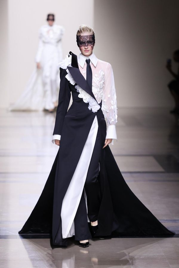 Модель проходит по подиуму во время показа коллекции Georges Chakra Haute Couture осень/зима 2025/2026 в рамках Недели моды в Париже. - Sputnik Армения