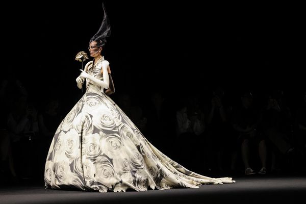 Модель во время показа коллекции Robert Van Haute Couture осень/зима 2025/2026 в Театре Шатле в рамках Недели моды в Париже. - Sputnik Армения