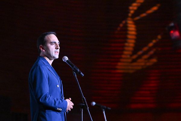 Мюр Еревaна Тигран Авинян на церемонии открытия 22-го международного кинофестиваля Золотой абрикос (13 июля 2025). Еревaн - Sputnik Армения