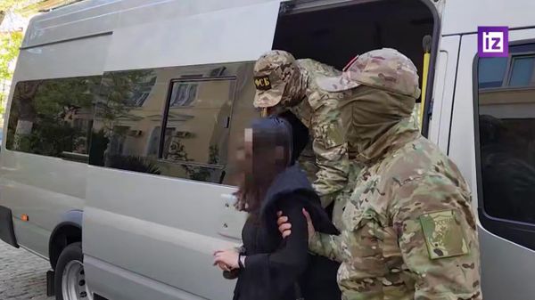 Кадры задержания девушки, которая должна была взорвать автомобиль российского военного в Крыму - Sputnik Армения
