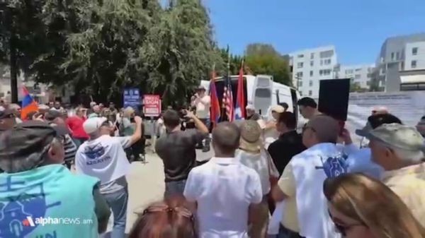 Армяне Глендейла провели митинг в защиту Церкви у здания генконкульства Армении Армяне Глендейла провели митинг в защиту Церкви у здания генконкульства Армении - Sputnik Армения