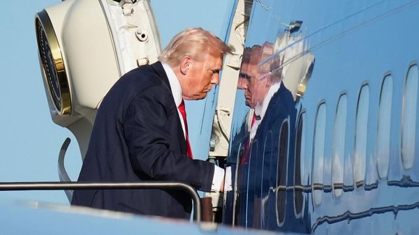 Президент США Дональд Трамп садится на борт самолета (13 июля 2025). Ньюарк - Sputnik Армения