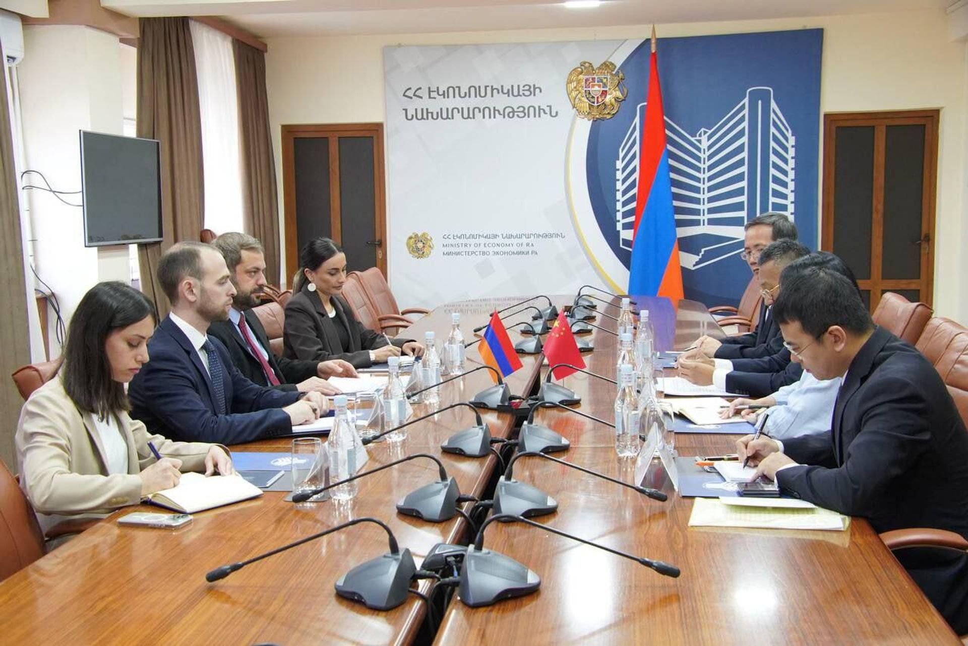 Министр экономики Геворг Папоян принял Чрезвычайного и полномочного посла Китая Ли Синвэя (16 июля 2025). Еревaн - Sputnik Արմենիա, 1920, 16.07.2025