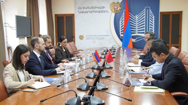 Министр экономики Геворг Папоян принял Чрезвычайного и полномочного посла Китая Ли Синвэя (16 июля 2025). Еревaн - Sputnik Армения