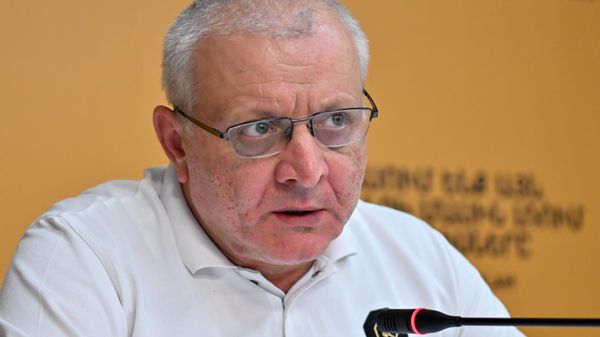 Лидер партии Демократическая альтернатива Сурен Суренянц проводит пресс-конференцию (17 июля 2025). Еревaн - Sputnik Армения
