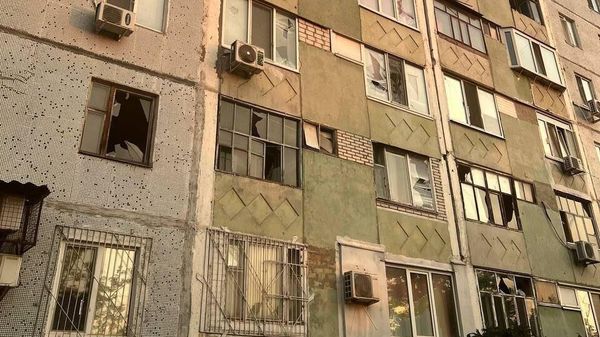 Последствия удара ВСУ из ствольной артиллерии по городу-спутнику Запорожской АЭС Энергодару (18 июля 2025). Запорожская область - Sputnik Армения