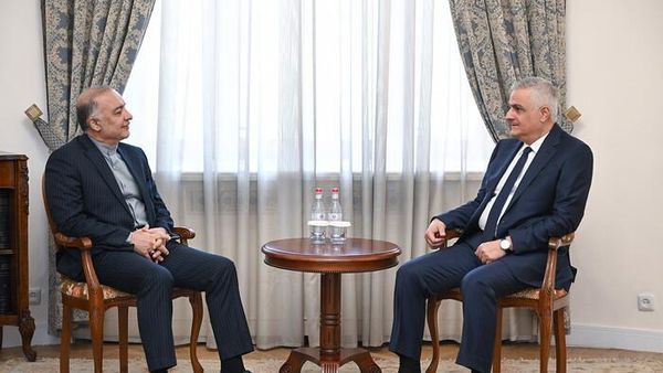Вице-премьер-министр Мгер Григорян принял посла Исламской Республики Иран Мехди Собхани (18 июля 2025). Еревaн - Sputnik Армения