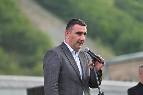 Начальник аппарата администрации Сюникской области Эдгар Мартиросян выступает с речью во время празднования Дня горняка и металлурга на городском стадионе (18 июля 2025). Каджаран Начальник аппарата администрации Сюникской области Эдгар Мартиросян выступает с речью во время празднования Дня горняка и металлурга на городском стадионе (18 июля 2025). Каджаран - Sputnik Армения