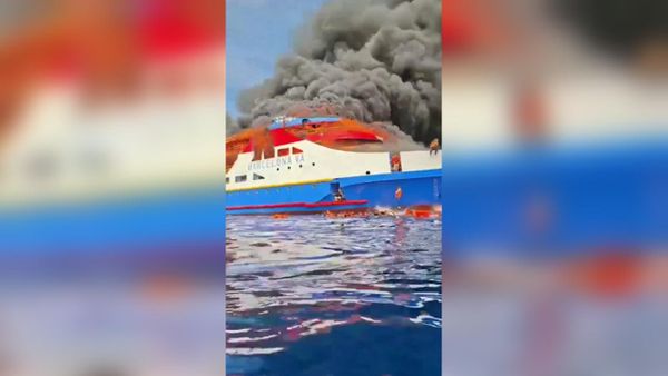 Паром с 280 туристами горит у берегов Индонезии — люди прыгают в воду, чтобы спастись - Sputnik Армения