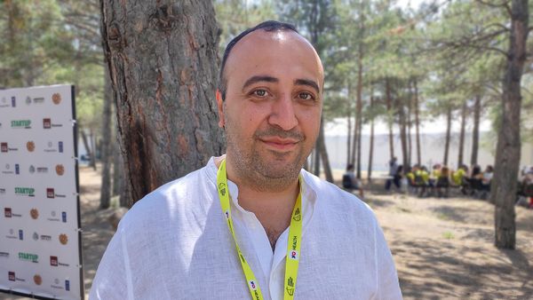 Сооснователь стартапа IdeasColl Карен Симонян на форуме Sevan Startup Summit 2025 - Sputnik Армения