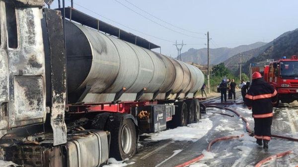 Пожарные тушат загоревшийся грузовой автомобиль на дороге Мегри-Варданидзор (22 июля 2025). Сюник - Sputnik Армения