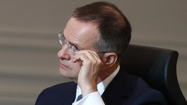 Помощник президента РФ Владимир Мединский на переговорах с представителями Украины во дворце Чираган (23 июля 2025). Стамбул - Sputnik Армения