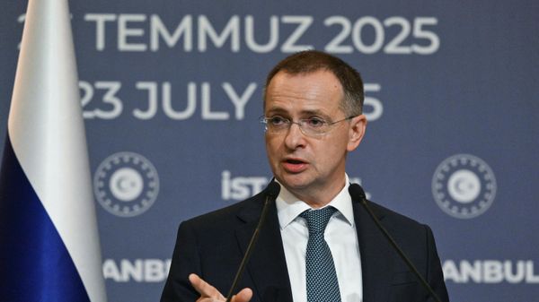 Помощник президента РФ Владимир Мединский во время пресс-подхода после завершения переговоров между делегациями России и Украины во дворце Чираган (23 июля 2025). Стамбул - Sputnik Армения