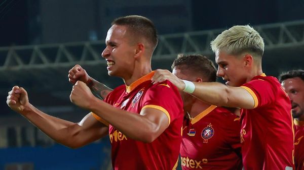 Игроки Пюника празднуют победу над венгерским ФК Дьёр  в первом матче второго тура квалификации Конференц-лиги  (24 июля 2025). Еревaн - Sputnik Армения
