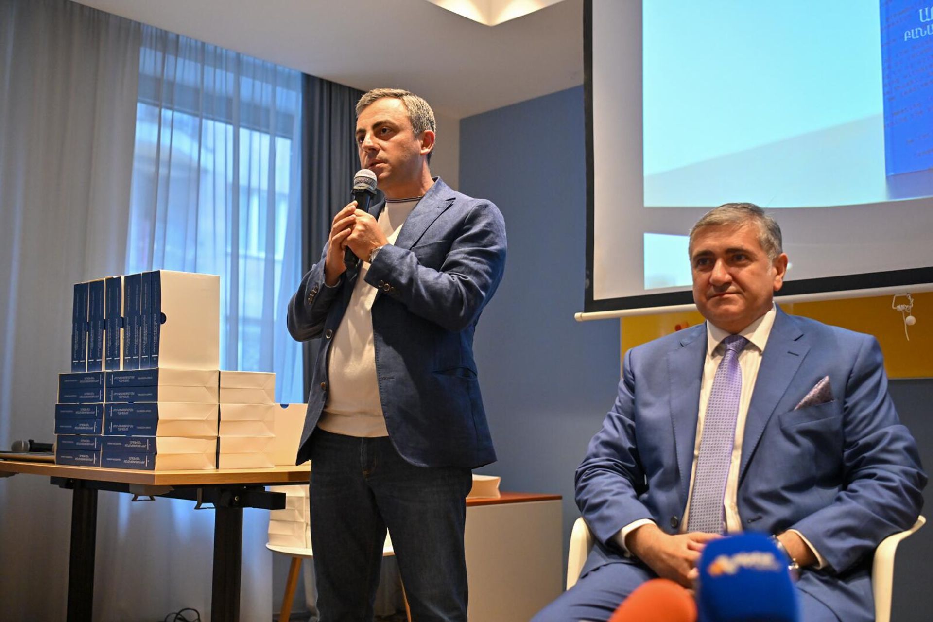 Презентация двухтомника депутата НС, члена АРФД Артура Хачатряна Арцахские переговоры (25 июля 2025). Еревaн - Sputnik Արմենիա, 1920, 25.07.2025
