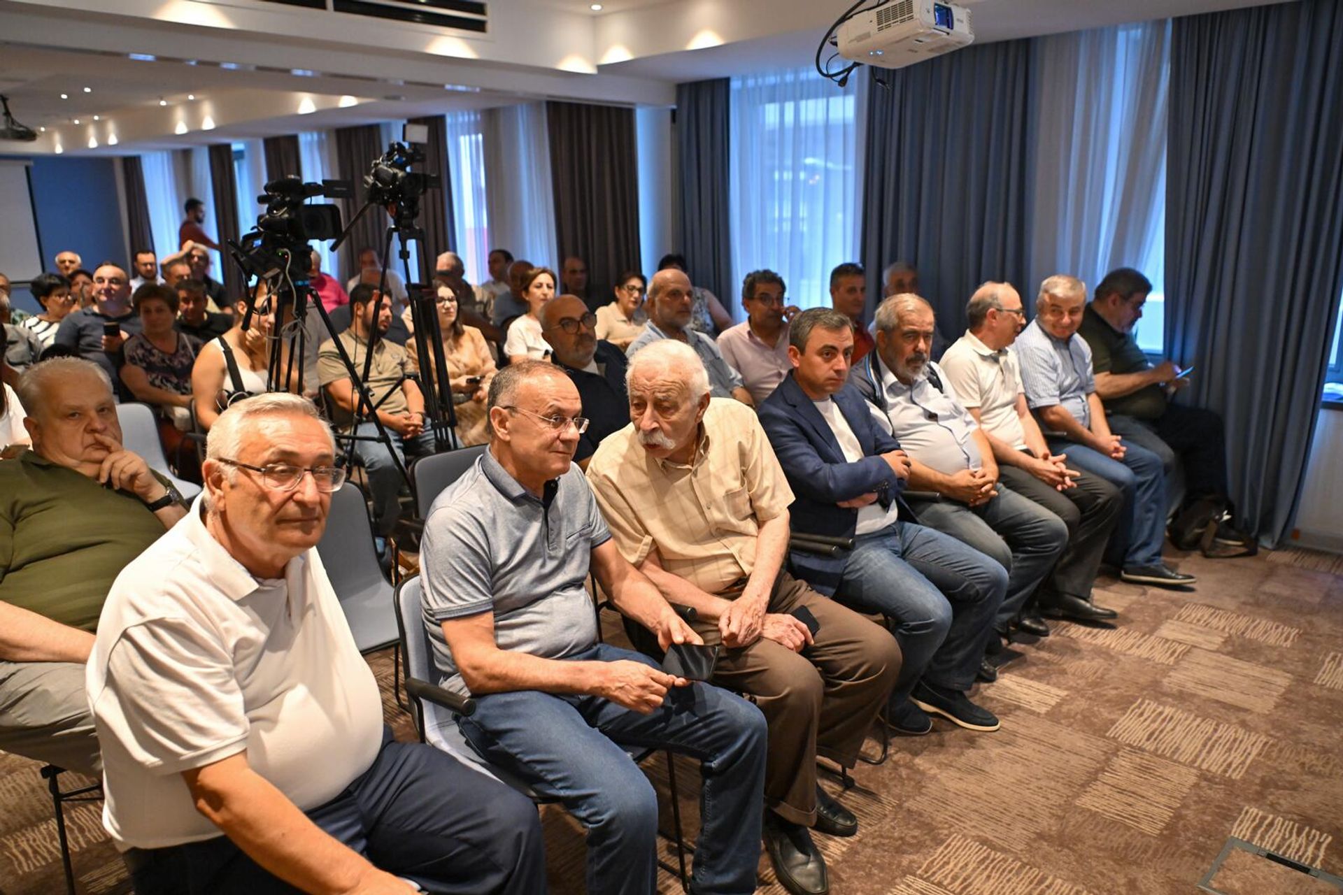 Презентация двухтомника депутата НС, члена АРФД Артура Хачатряна Арцахские переговоры (25 июля 2025). Еревaн - Sputnik Армения, 1920, 25.07.2025