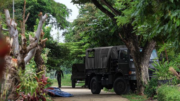 Тайский офицер у военного грузовика в провинции Сурин (25 июля 2025). Таиланд - Sputnik Армения