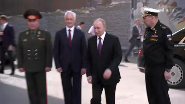 Путин в День Военно-Морского Флота прибыл в Главное Адмиралтейство - Sputnik Армения
