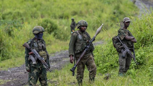 Боевики стоят с оружием в Кибумбе, Конго - Sputnik Армения
