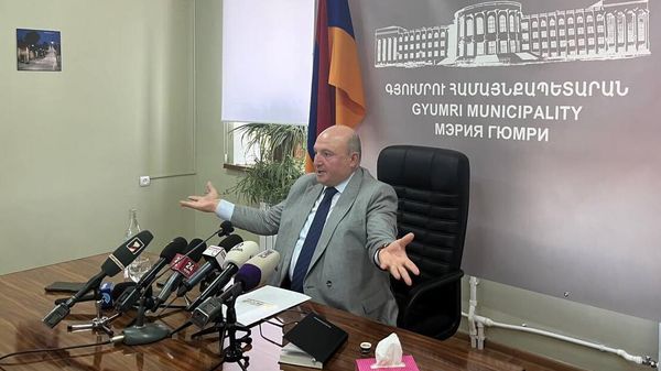 Мэр Гюмри Вардан Гукасян проводит брифинг (28 июля 2025). Гюмри - Sputnik Армения