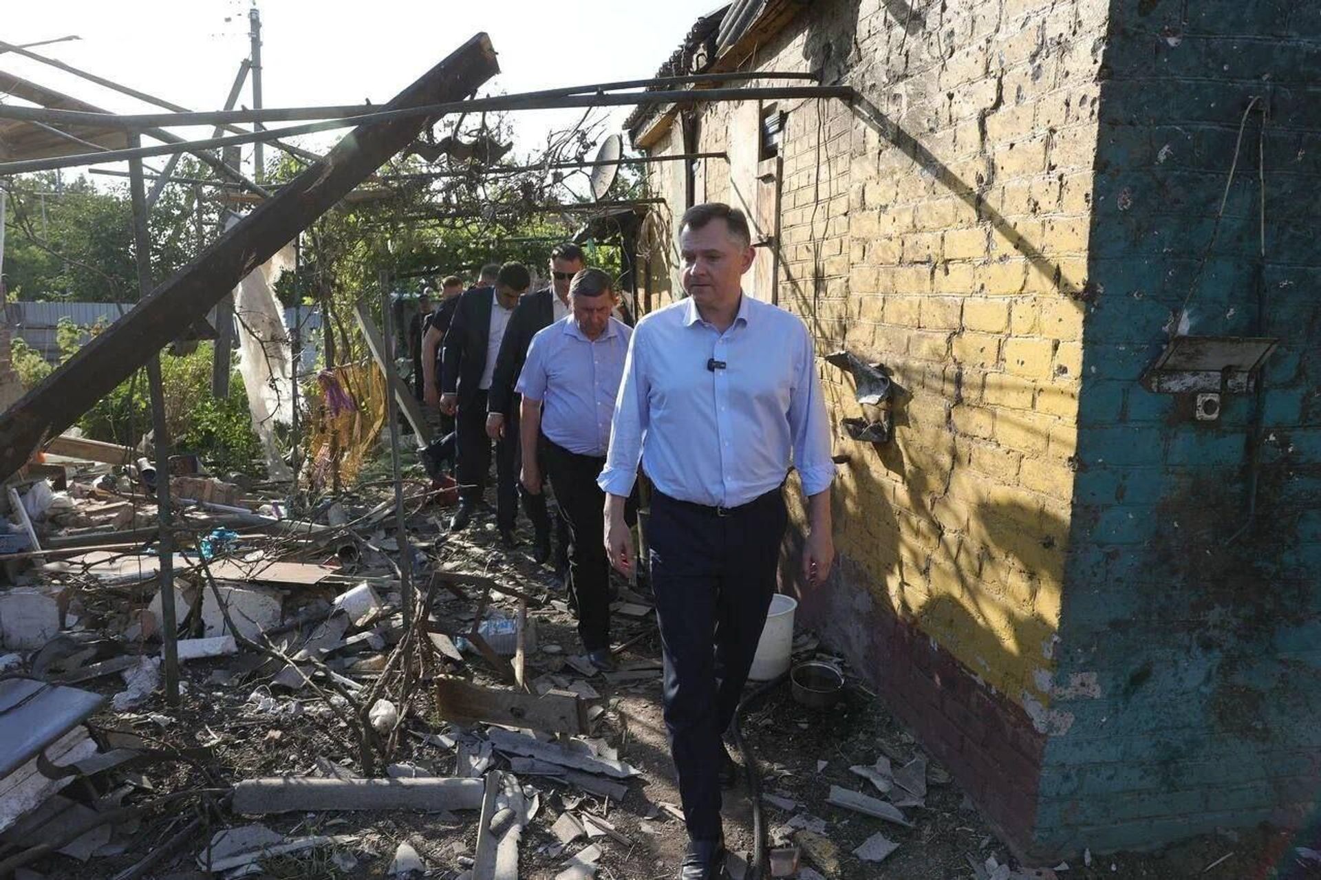 Врио губернатора Ростовской области Юрий Слюсарь осматривает последствия атаки украинской БПЛА на Сальск (29 июля 2025). Ростовская область - Sputnik Армения, 1920, 29.07.2025