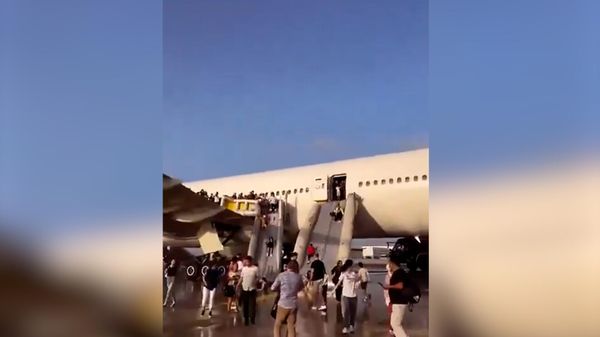 В Анталье пассажиров Turkish Airlines эвакуировали по надувным трапам из-за задымления - Sputnik Армения