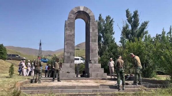 Военнослужащие и юнармейцы ЮВО облагородили территорию вокруг монумента памяти отряда Монтрезора в Памбакском ущелье - Sputnik Армения