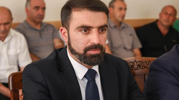 Исполняющий обязанности губернатора Лорийской области Ованес Аветисян, временный управляющий ЗАО ЭСА Романос Петросян, исполняющий обязанности главы общины Ванадзор Аркадий Пелешян посетили филиал ЗАО ЭСА Дебед 1 августа 2025).  - Sputnik Армения
