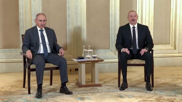 Премьер-министр Никол Пашинян на встрече с президентом Азербайджана Ильхамом Алиевым (10 июля 2025). Абу-Даби - Sputnik Армения